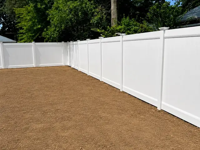 Vinyl Privacy Fence — Corner with Mulch Bed
